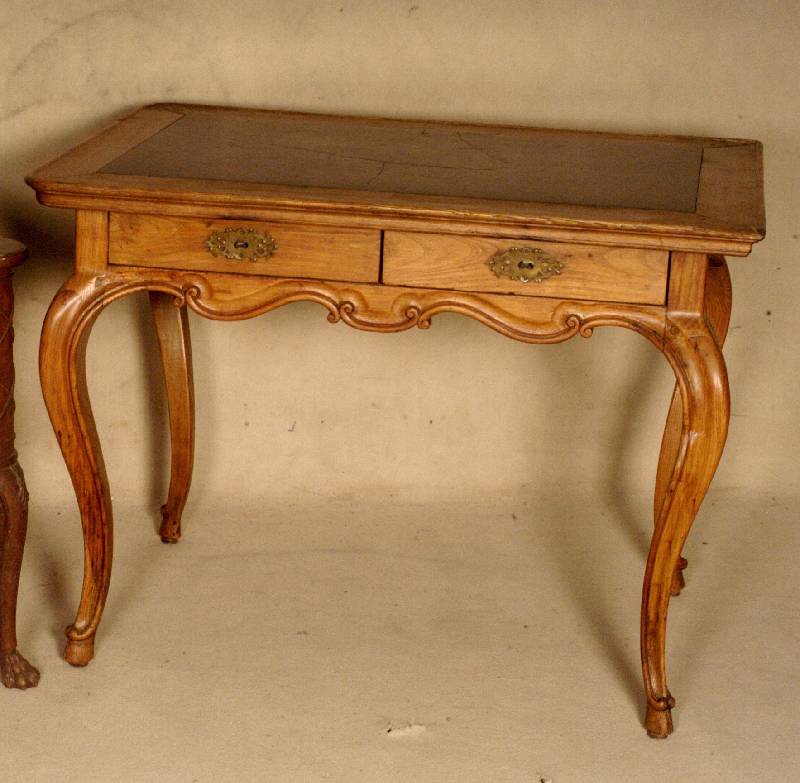 Tisch, deutsch, um 1760/70, wohl ehemaliger Seziertisch, RÜster, Eiche und Weichholz, 2 Schubalden ergÄnzt, eingelegte Schieferplatte, diese ...