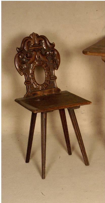 4 BrettstÜhle, Elsaß/Lothringen, um 1850/60, z.T. unter Verwendung Älterer Teile des 18. Jhds., Nußbaum bzw. Buche massiv, Untergrund z.T. ...