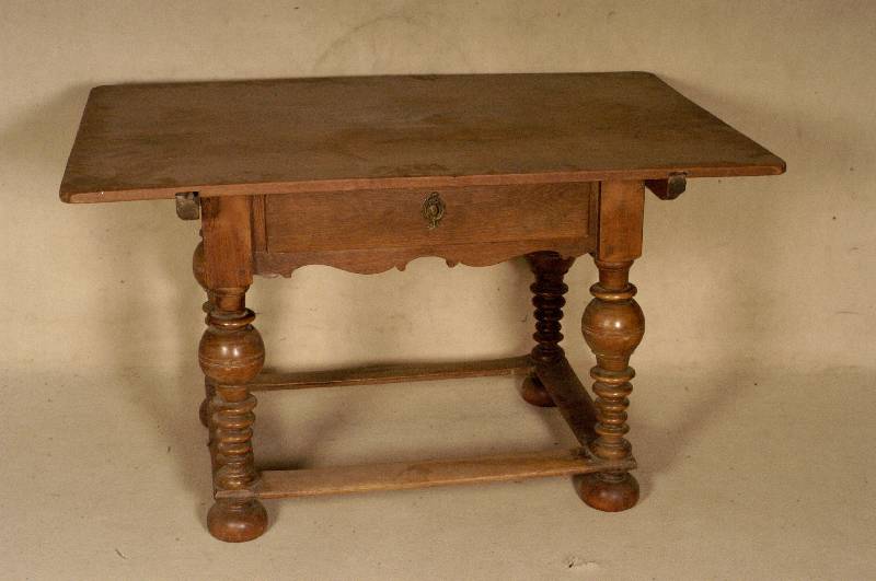 Tisch, sÜddeutsch/wohl Mosel, um 1720/30, Weichholz und Eiche massiv, Balusterbeine vielfach gerillt, diese Nußbaum massiv, scheibenartiger ...