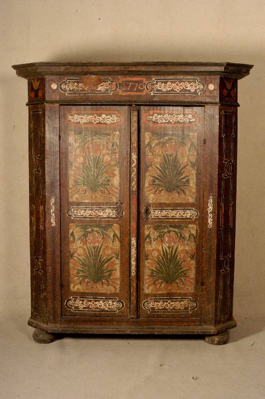 Bauernschrank, sÜddeutsch, um 1830/40, Korpus Weichholz, Ecken abgeschrÄgt, Kopf weite Auslage, 3-fach getreppt, Untergrund sogenannte ...