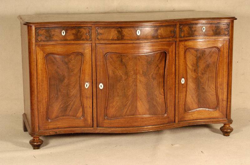 Buffet, Elsaß, um 1860, Korpus Weichholz, Mahagonifurnier, z.T. Pyramidenmahagonifurnier gespiegelt, PerlmuttbeschlÄge aus der Zeit, FÜße ...