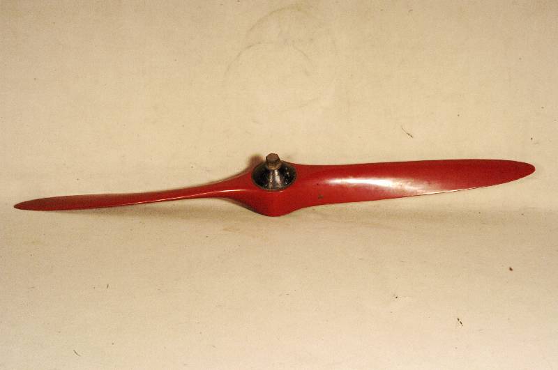 Propeller, deutsch, 30er Jahre, Rupp-Nabe, deutsches Reichspatent, rot lackiert, schwarze Kappe, minimal beschÄdigt, ca. 236 cm