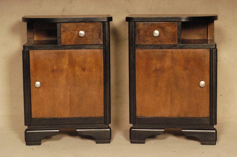 Paar BeistellschrÄnke, Frankreich, um 1930, Nußbaum zum Teil schwarz abgesetzt, Chrombe- schlÄge, zeittypische Formensprache des ArtDeco, ca. ...