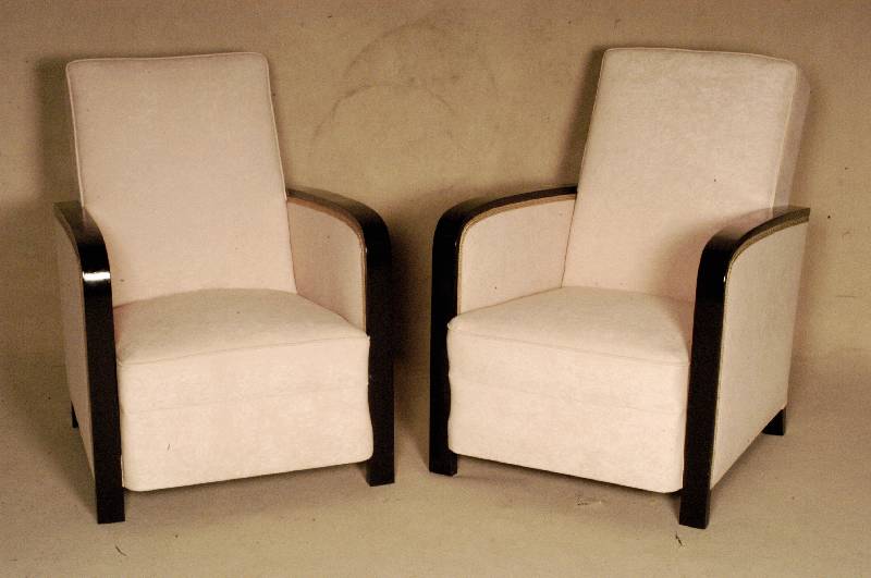Paar Fauteuils, ArtDeco, Frankreich, um 1920, Lehnen und FÜße schwarz gefaßt, mit creme- farbenem Velour neu bezogen (pflegeleichter Microtex ...