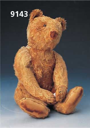 Steiff-Teddy, um 1910/15, Mohair, sehr abgeliebt, AbnÄhungen an Schnauze fehlt, Knopf im Ohr, Fahne fehlt, Stimme defekt, Altersspuren, H. ca. 43 ...