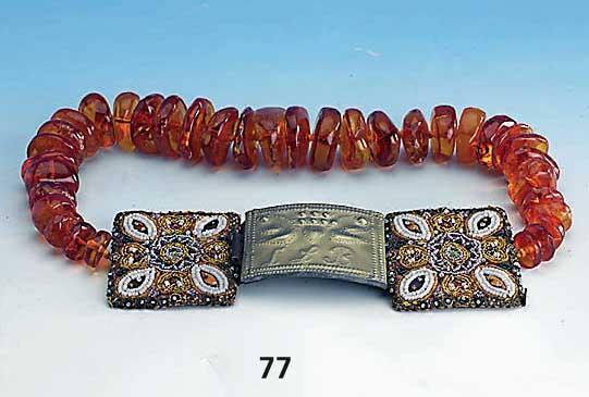 Bernsteinkette, Schließe mit Glasperlbesatz, um 1900/10, neu gefÄdelt, Schließe Metall Namensinitialen LLB, Trachtenschmuck, Ber- stein von ...