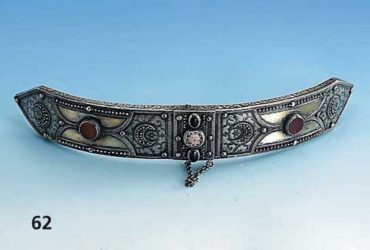 Osmanische GÜrtelschließe um 1880/90, Silber, geprÜft, teilvergoldet, tauschiert, reich ziseliert, Achat- und Granatbesatz, Granulate, ...