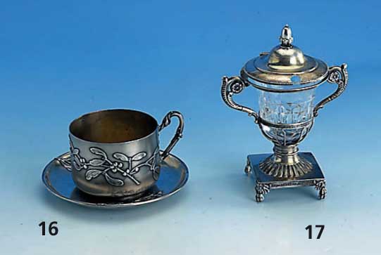 Tasse und Unterteller, Frankreich um 1900, reiner Jugendstil, 950er Silber, Meistermarke C. Murat, Tasse mit Mistelzweigdekor, Unter- teller mit ...