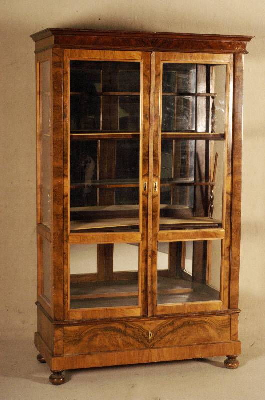 Stilvitrine, unter Verwendung Älterer Teile von 1880/90 und 1860, verschiedene HÄnde, im 20. Jhd. als Biedermeierschrank konzipiert, Weichholz, ...