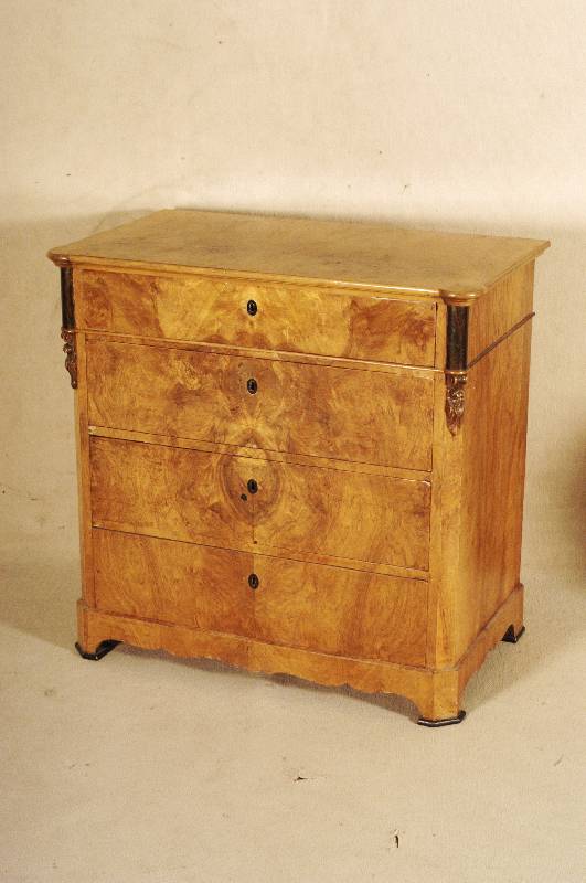 4-schÜbige Kommode, deutsch, um 1860, Korpus Weichholz, Nußbaum- bzw. Wurzelnußfurnier gespiegelt, von der Deckplatte gut durchkomponiert, ...