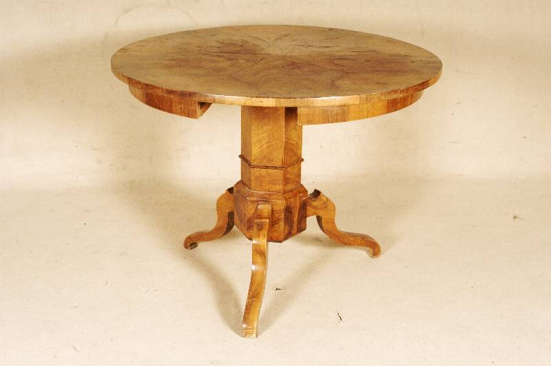 SpÄtbiedermeiertisch, sÜddeutsch, um 1835/40, Weichholz, Nußbaum massiv, ausgewÄhltes Wurzelmaserholz, z.T. sternfÖrmig verlegt, sehr ...