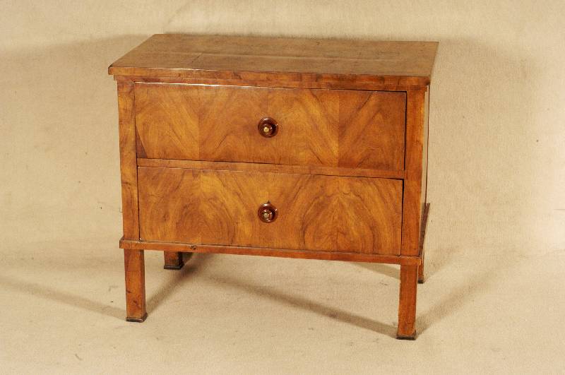 2-schÜbige Biedermeierkommode, sÜddeutsch, um 1810, Korpus Weichholz, dickes Wurzelnußfurnier, doppelt gespiegelt, harmonisches Furnierbild, ...
