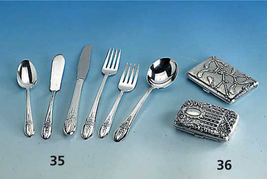 Konvolut 2 Zigarettenetuis, Frankreich um 1890/1900, 1 x Metall versilbert, PEKA, allseitig, zeitttyp. Mistelzweig- dekor, ca. 9.5 x 6.5 cm; 1 x ...