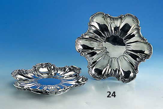 Set 2 Anbiet- bzw. Zierteller, 800er Silber, in BlÜtenform, dekorative Ausarbeitung, D. ca. 23 cm, Gew. ca. 625 g, Gebr.-sp.