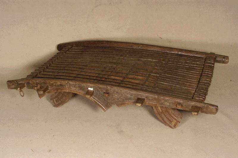 wohl Schaukel, Indien, 18./19. Jhd., Massivholz, EisenbeschlÄge, ZiernÄgel, Kufen- andeutung, wohl Fragment, Aufsatzteile fehlen, beschÄdigt, ...