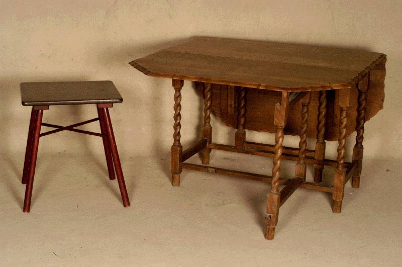 Oblongtable, England, um 1900, Eiche massiv, Eichefurnier, viktorianisch, FÜße mit reicher Drechselarbeit, Platte vielfach geschwungen, minimal ...