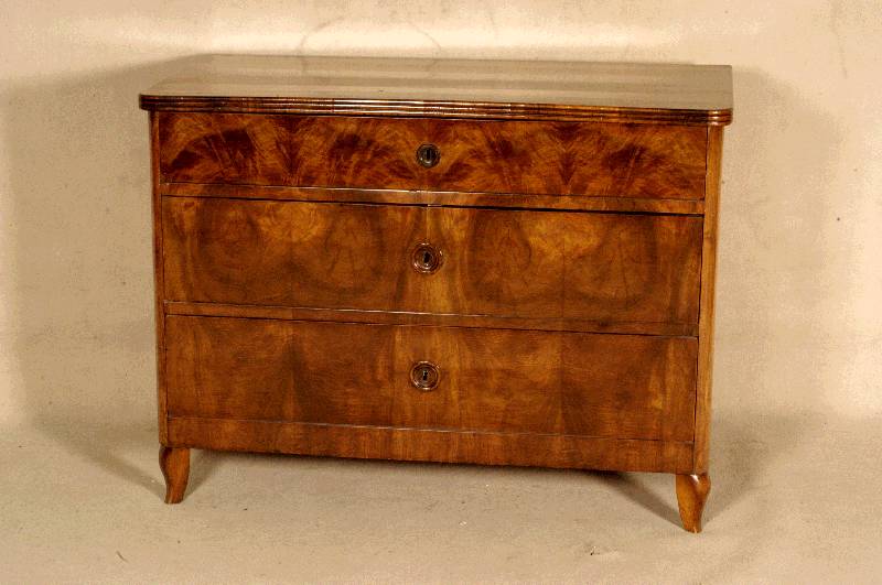 3-schÜbige Kommode, deutsch/Pfalz, um 1840/50, Nußbaum, Wurzelnußfurnier z.T. gespiegelt, FÜße geschwungen, Decke 3-fach gerillt, ...