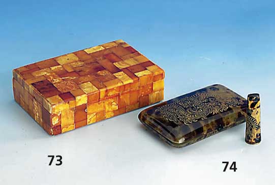 Zigarettenetui und -spitze, China um 1900, Schildpatt graviert und goldgehÖht, im Orig.-Etui, min. Gebr.-Sp.