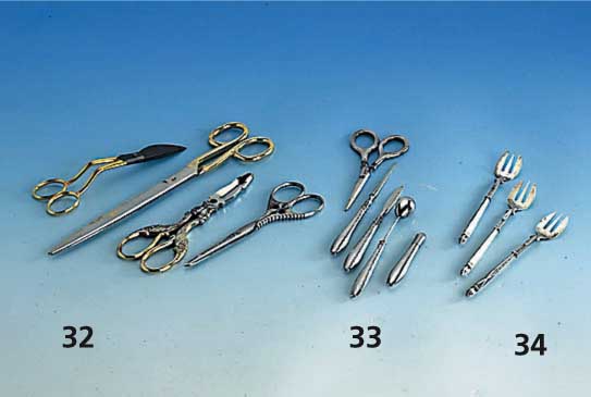 6-teil. NÄhset um 1900, Silber, Hammerschlagverzierung, best. aus: Schere, Ahle, HÄkelnadel, NadelbehÄlter, Skalpell, Stopfei?