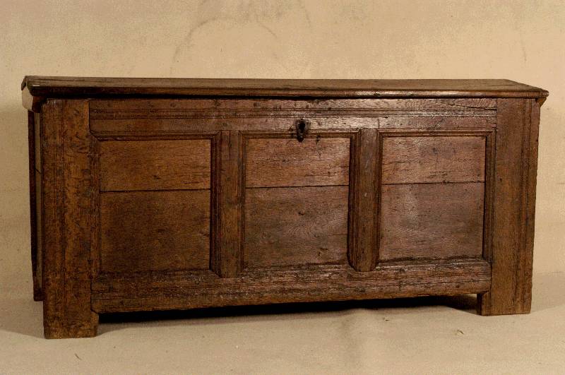 Stollentruhe, norddeutsch, um 1790/1800, Eiche massiv, original BÄnderung und Griffe, Dokumentenfach mit Einlegeboden, Front mehrfach gerieft, ...