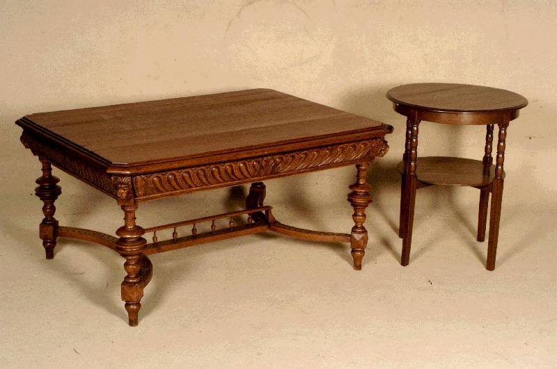 Couchtisch, deutsch, um 1880/90, Eiche massiv, Beine verstrebt, Zarge reich geschnitten, abschließende LÖwenkÖpfe, Platte Eiche massiv, ...