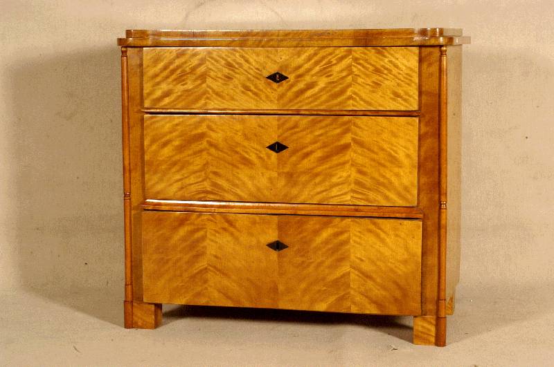 Kommode, deutsch, im SpÄtbiedermeierstil von 1840, Korpus Weichholz, Birkefurnier geflammt, leicht abgerundete Ecken, BeschlÄge und SchlÖsser ...