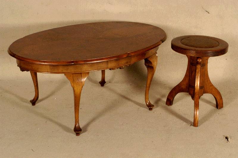 Ovaler Salontisch, England, um 1920, Queen -Anne-Stil, Nußbaum massiv, Platte Wurzelnußfurnier, geschwungene Beine, wohnfertig, ca. 49x111x73 cm