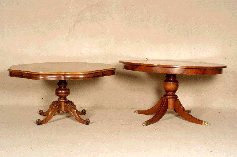 Runder Couchtisch, England, um 1960, Sheratonstil, Nußbaum massiv, Platte Wurzelnußfurnier, balusterfÖrmiger Fuß, 4-fach ausladend, am Ende ...