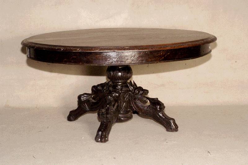 Couchtisch, Frankreich, um 1860/70, Eiche massiv, ovale Arbeitsplatte mit geschuppter Umrandung, SÄulenfuß 4-fach ausladend, diese mit 4 ...