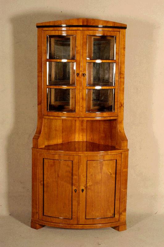 Eckschrank, im Biedermeierstil, nach dem Vorbild von 1820/30, Kirschbaum massiv, unter Verwendung Älterer Teile, Oberteil verglast, z.T. schwarz ...
