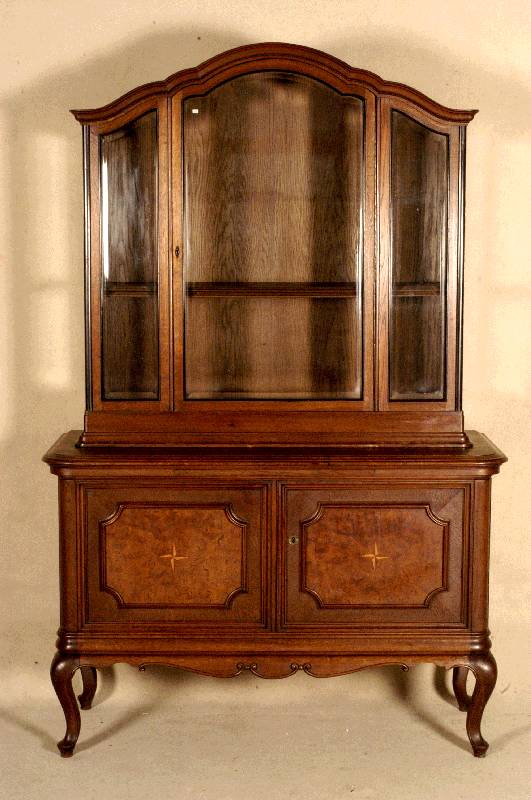 Aufsatzglasschrank, deutsch, um 1910, Korpus Weichholz, Eiche massiv, Eichefurnier, Barockstilhochbeine, 2 TÜren mit Sternintarsien, geschweiftes ...