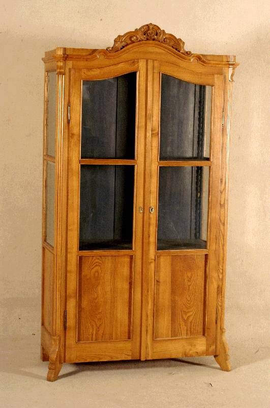 Glasvitrine, deutsch, um 1870, RÜster massiv hell, gebogene FÜße, Unterteil TÜren mit 2 FÜllungen, Oberteil verglast und versprosst, ...