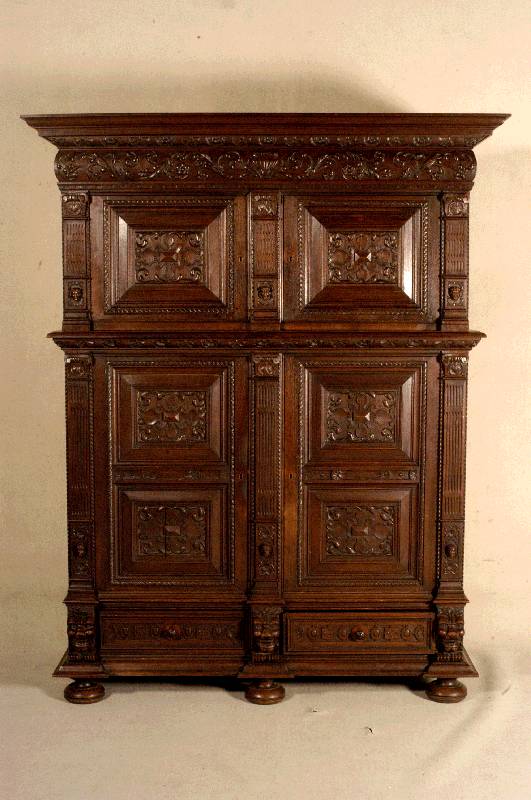 Schrank, Holland, um 1870, Eiche massiv, Renaissancestil, nach altem Vorbild von 1720 gearbeitet, Unterteil mit durchlaufenden FÜßen mit ...