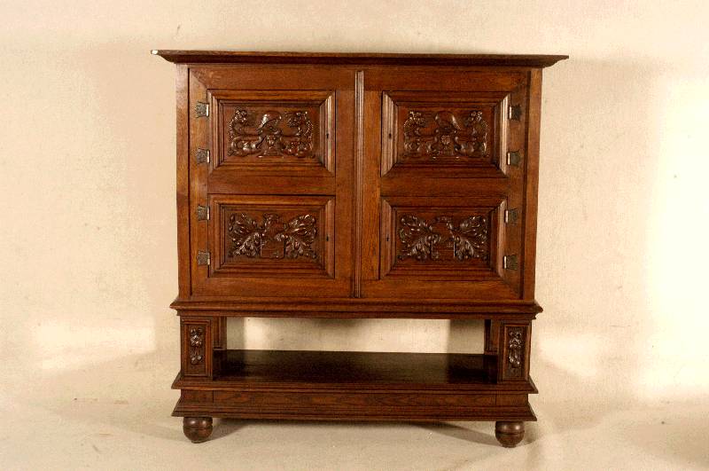 Stollenschrank, deutsch, um 1890, Korpus Weichholz, Eiche massiv, Eichefurnier, Fußleiste 4-fach getreppt, original KugelfÜße, Oberteil wird ...
