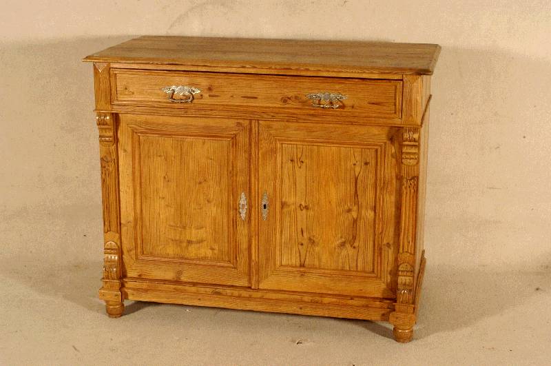 Halbschrank, deutsch, um 1870, Weichholz massiv, seitlich kanneliert, in Veluten auslaufend, KugelfÜße, original BeschlÄge, MÖbel gelaugt und ...