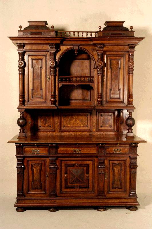 Aufsatzbuffet, deutsch/wohl Berlin, um 1870, Korpus Weichholz, Nußbaumfurnier, z.T. Wurzelnußfurnier gespiegelt, Unterteil auf KugelfÜßen, ...