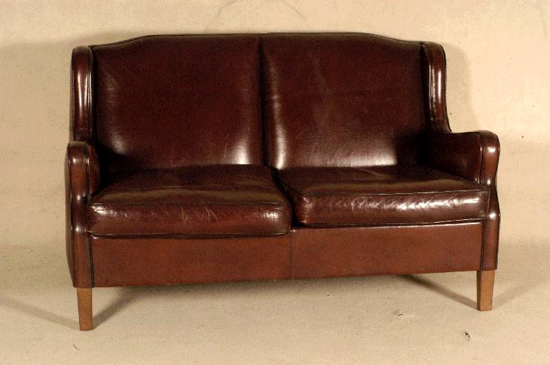 Ledersofa im englischen Stil, RÜcken hochlehnig, seitlich mit Wangen, Leder von bester QualitÄt, in gutem Zustand, leichte Gebrauchsspuren, ca. ...