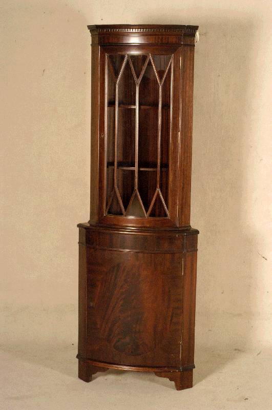 Eckschrank, nach dem englischen Vorbild von 1770, Korpus Weichholz, Mahagonifurnier gespiegelt, auf Rahmen gearbeitet, Oberteil verglast und ...