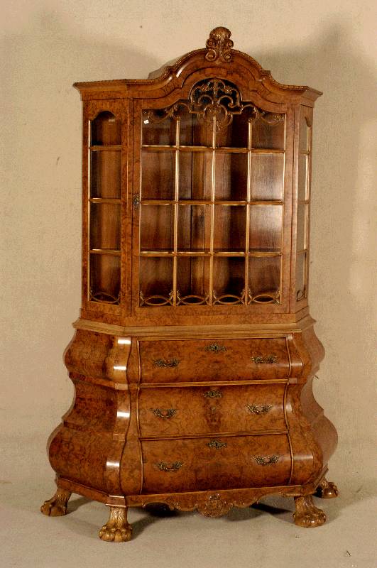 Barockstilvitrine, Holland, um 1920/30, nach altem Vorbild, Korpus Weichholz/Hartholz, Wurzelnußfurnier, z.T. gespiegelt, schÖnes Furnierbild, ...