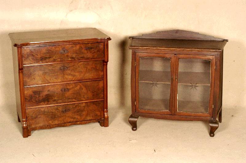 Kleines TeeschrÄnkchen bzw. Vitrine, Holland, um 1910, Korpus Weichholz, Eiche massiv, Eichefurnier, verglaste TÜren, diese mit Facettschliff ...