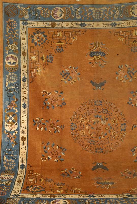 Peking, China, um 1900, Wolle auf Baumwolle, ca. 383 x 310 cm, Schätzwert: 5500.- EURO, EHZ: 4