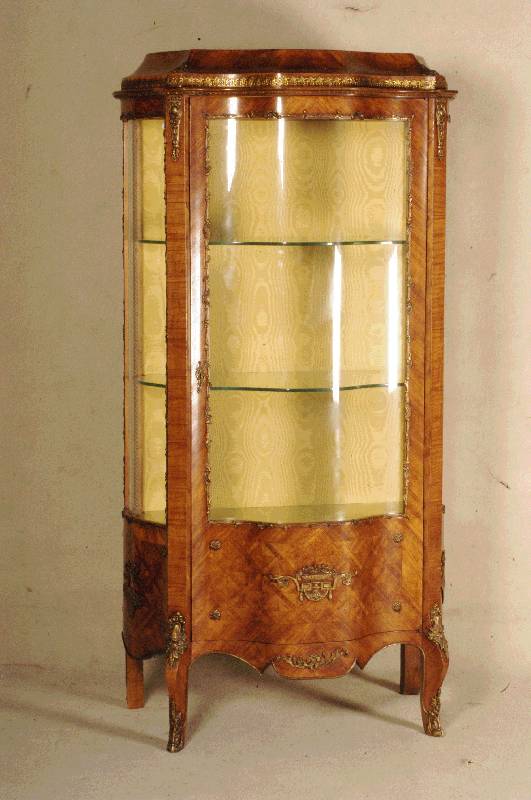Vitrine, sogenanntes Dresdner MÖbel, um 1900, Korpus Weichholz, sogenanntes Rosenholzfurnier, z.T. geometrisch ausgelegt mit Band- bzw. ...