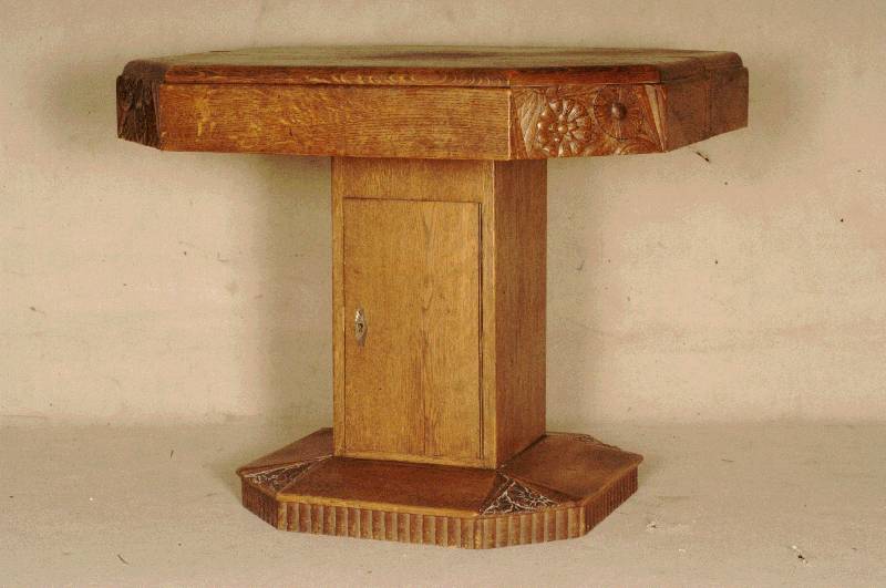 ArtDeco-Tisch, Frankreich, um 1930/35, Korpus Weichholz, Eiche massiv, Eichefurnier, Ecken abgeplattet, sparsam abstrakt floral verziert, Fuß ...