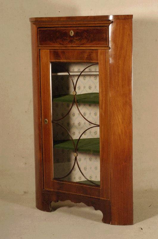Eckschrank, mitteldeutsch, um 1870, im Biedermeierstil, Korpus Weichholz, Mahagoni- bzw. Pyramidenmahagonifurnier, z.T. gespiegelt , Glas mit ...
