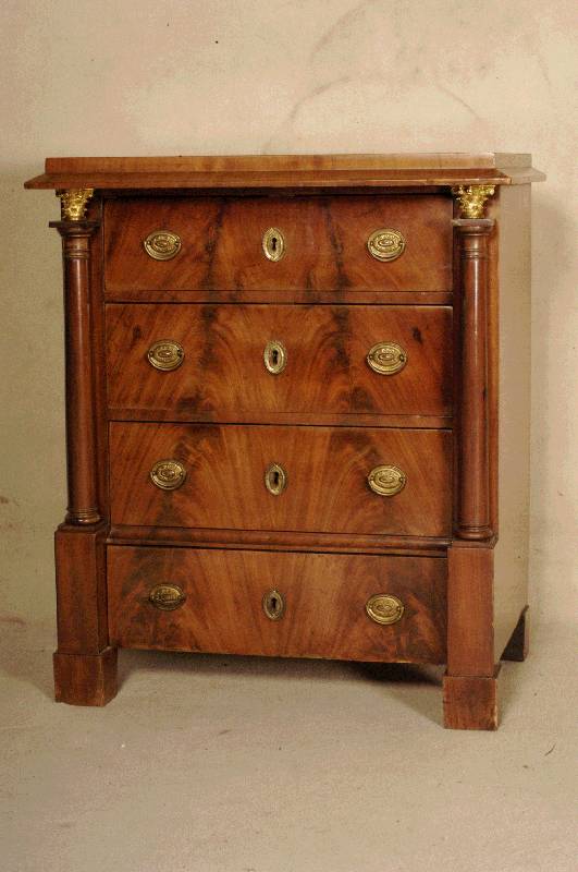 Kommode, deutsch, um 1830/40, Korpus Weichholz, Pyramidenmahagonifurnier gespiegelt verlegt, original BeschlÄge, SÄulen frei stehend, ...