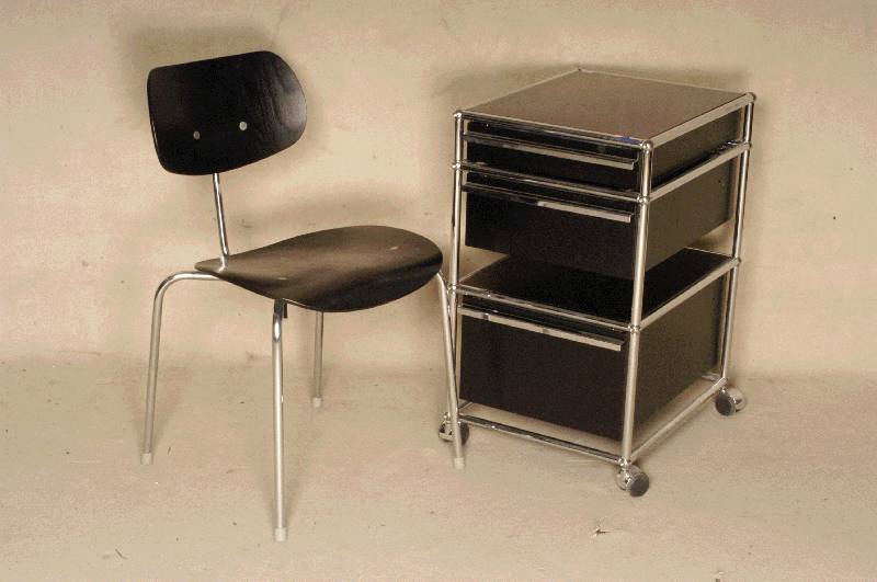 USM-Haller Rollcontainer, Entwurf 1960/65, AusfÜhrung 70er Jahre, Stahlrohrkonstruktion durch Kugeln verbunden, 3 Schubladen, 1 Ablage , Tablare ...