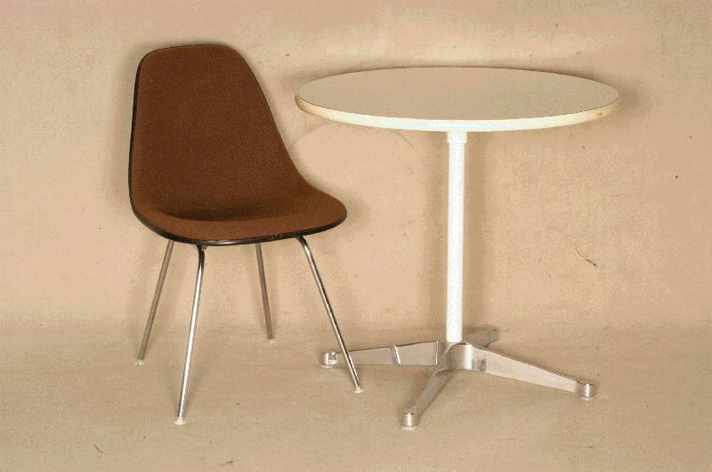 Tisch mit 4 StÜhlen, deutsch, um 1960, Entwurf Charles Eames, Shell Chairs, Schalen aus Fiberglas, Bezug braun-hop-sack, wohl Hermann Miller made ...