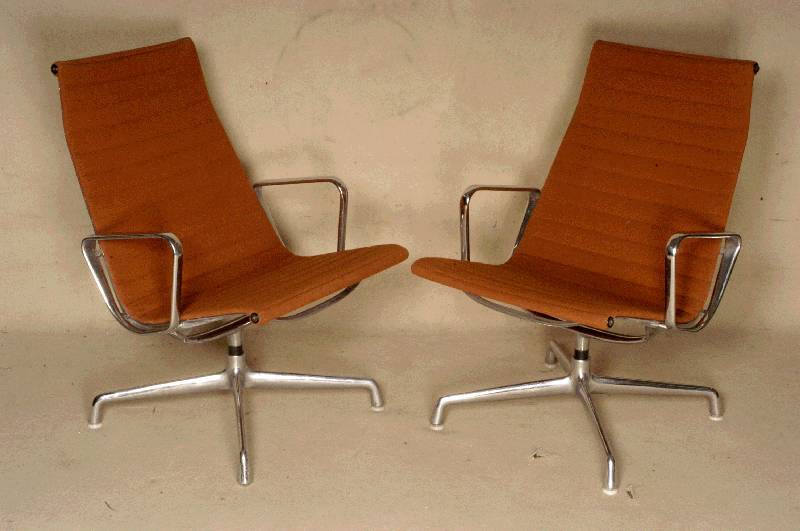 2 Liegesessel, Entwurf Charles Eames 1958 EA 124, um 1968, Aluminiumgestell, grober Leinenbezug in orange-braun wohl original, in der Literatur ...
