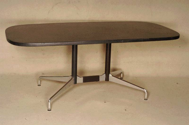 Konferenztisch, USA, um 1970, wohl Vitra, Entwurf Charles Eames, Gestell Metall und Alu , z.T. verchromt, Platte mit schwarzem Kunstleder bezogen, ...
