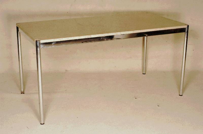 USM-Haller Tisch, deutsch, Entwurf 1960/65, Stahlrohrkonstruktion, Tischplatte Solothurner marmor, Einzelanfertigung, Gebrauchsspuren, bedeutendes ...